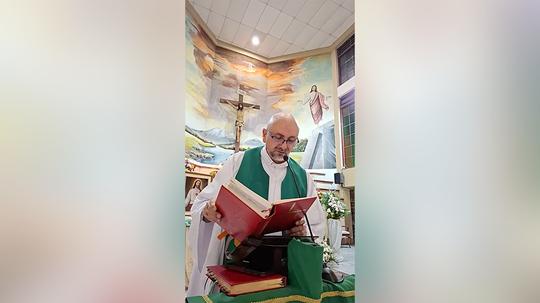 Priest dies after crucifix falls on him during mass