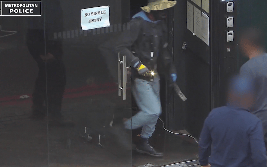 Moment two off-duty police officers pounce on burglar armed with crowbar during east London break-in