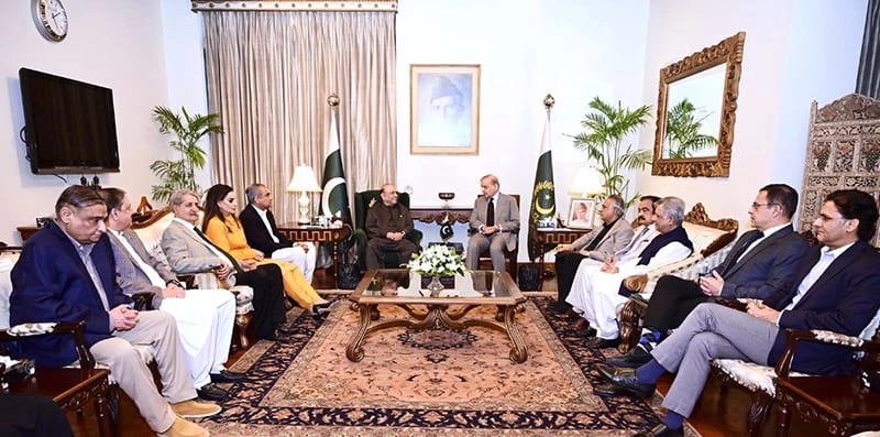 Centre weighs ‘last resort’ in KP as PTI march rolls on; emergency threat deepens standoff