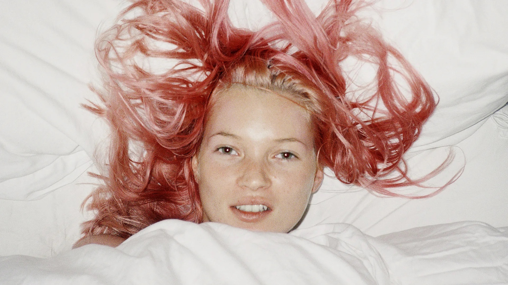 10 iconic images capturing the chaotic energy of ’90s Brit culture