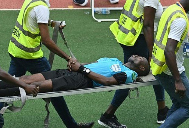 Football : Un arbitre africain violemment tabassé par des supporters pour avoir sifflé un penalty
