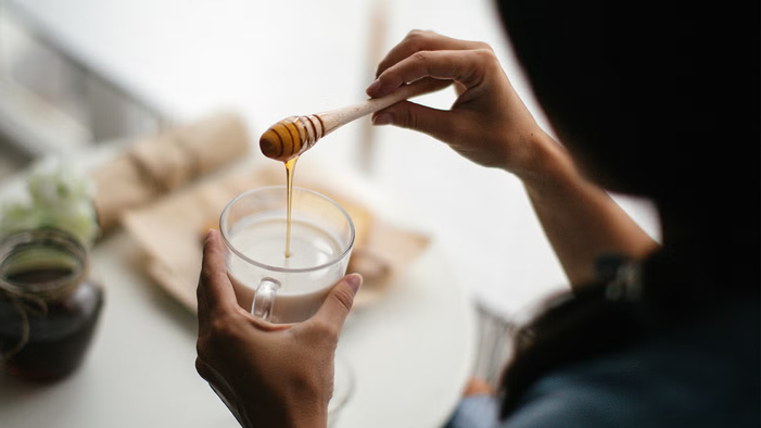BREAKING: Drinking Milk Mixed With Honey Before Bed Every Night? Here’s What Happens to Your Body