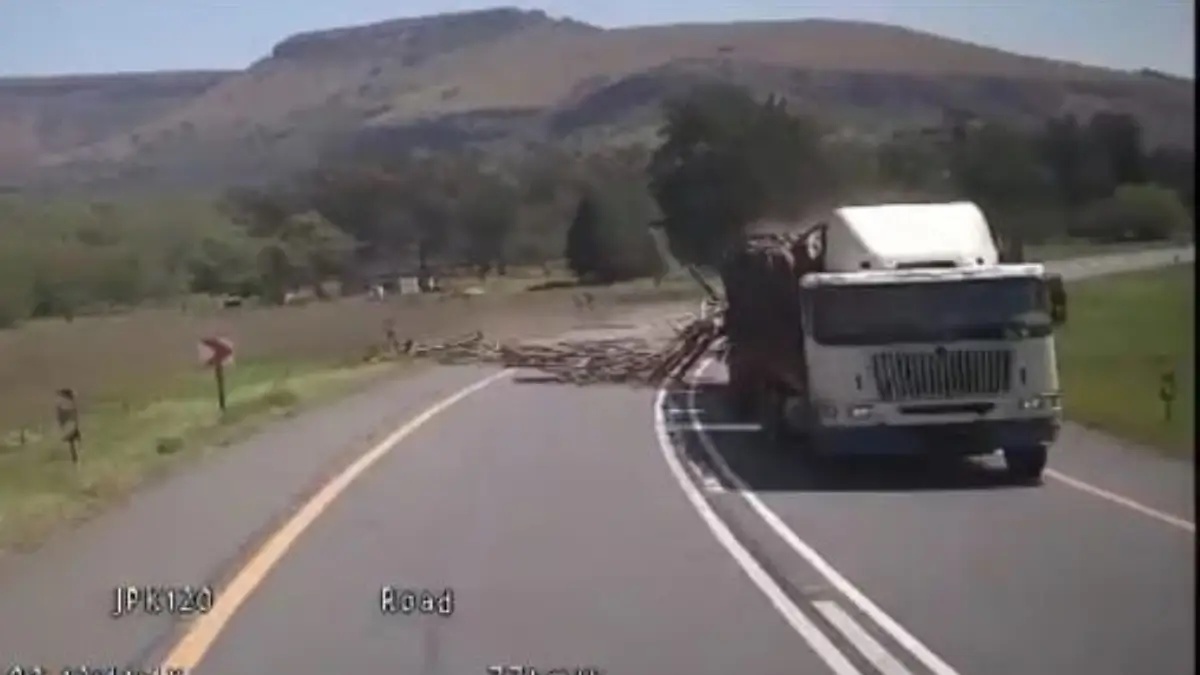 Watch: Logs fall from truck, smash into vehicles on N4 near Waterval Boven