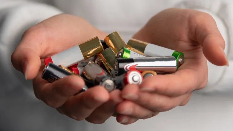 9 Everyday Gadgets That Are Better With Replaceable Batteries
