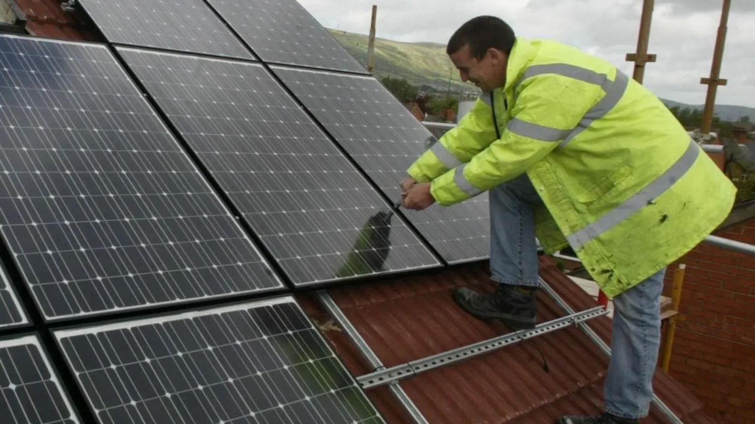 Solar panels plan for thousands of council homes