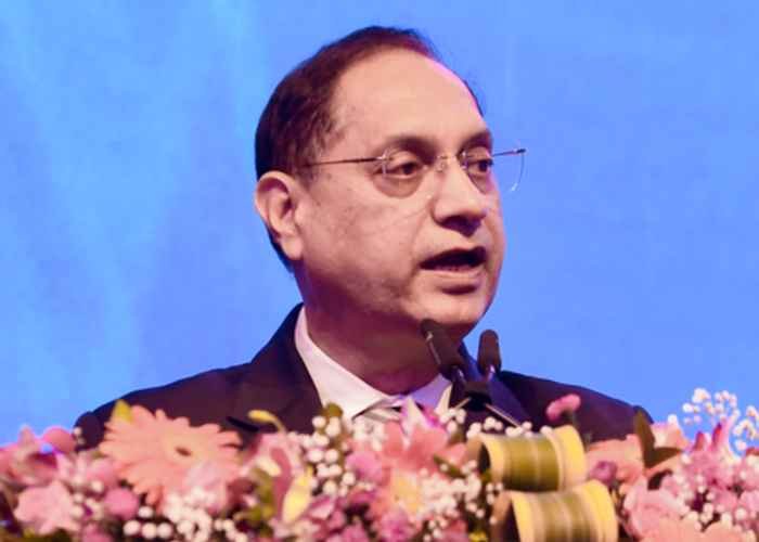 SEBI Chairman Warns Investors Against Anonymous Finfluencer Tips, Unrealistic Return Claims