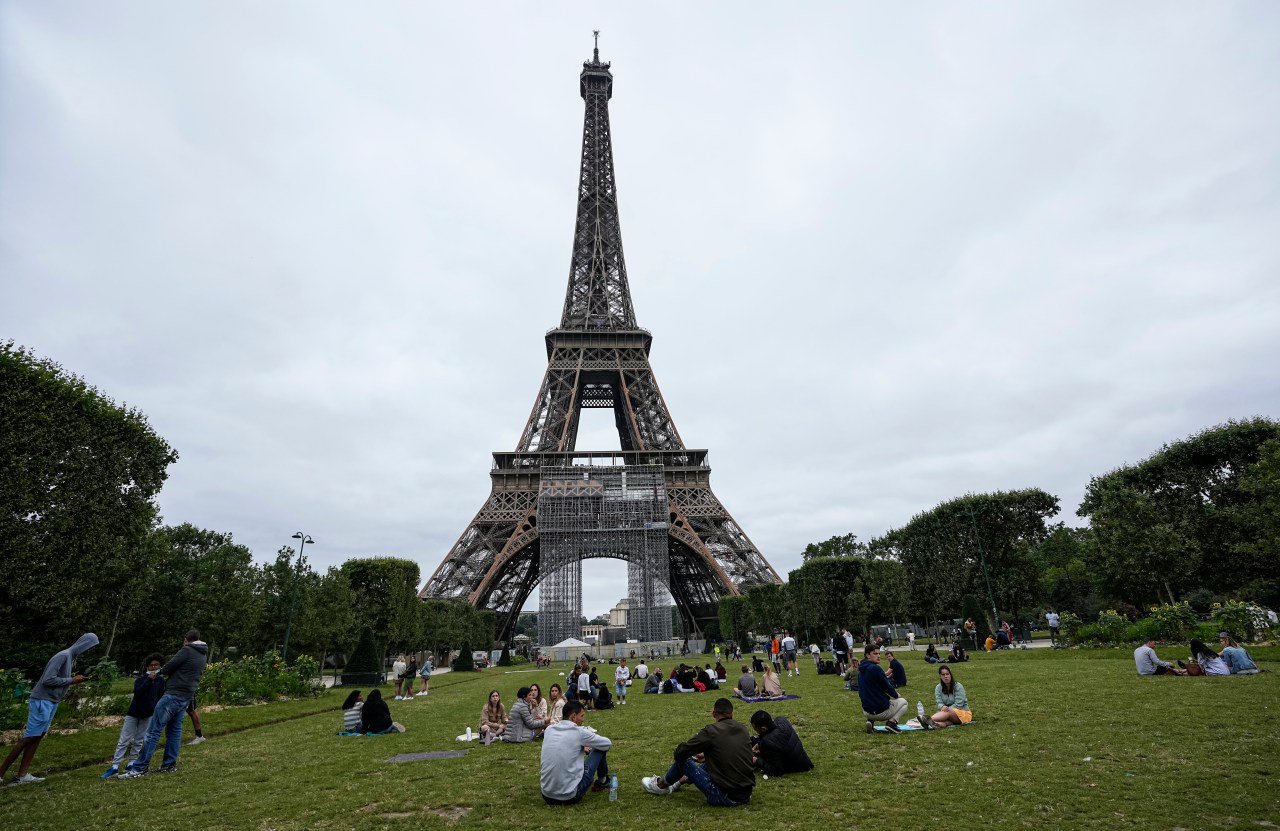 Head of Eiffel Tower to resign after controversial order to female staff