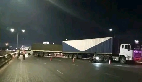 Fuel Spill Chaos on Thika Road as Tanker Crash Triggers Closure, Traffic Snarl-Up Towards Githurai