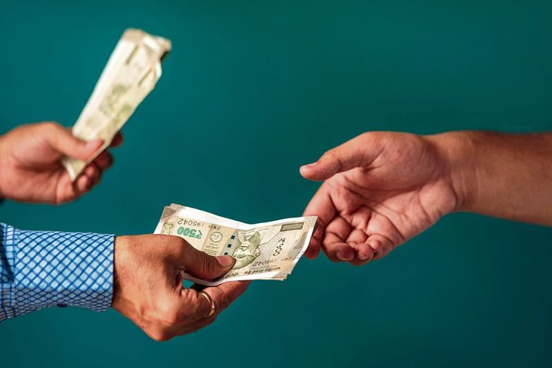 Delhi Police SI held in graft case