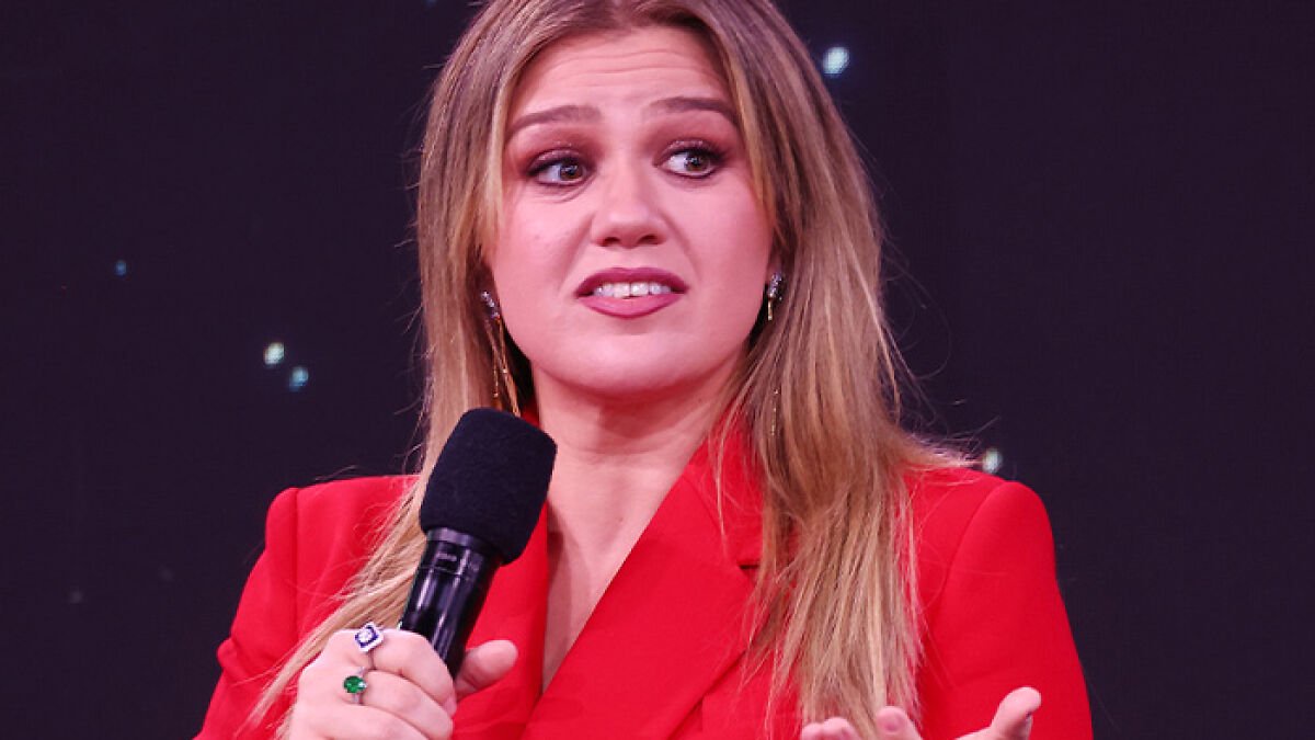 Kelly Clarkson Blasts Brooklyn Store After Employee Allegedly Assumes She Can’t Afford Their Products: ‘You’re An Idiot’