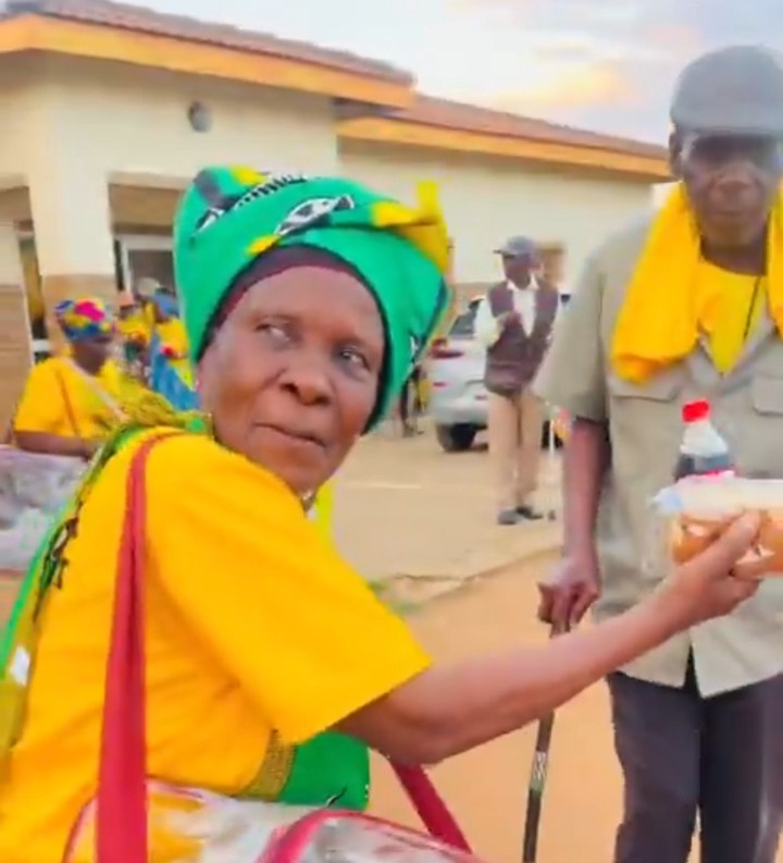 Grannies Celebrate KFC Meals and Blankets Gifted by the ANC
