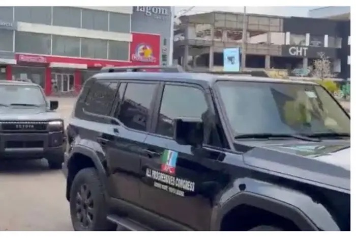 2027: Outrage as First Lady donates seven luxury SUVs to APC youth leaders for election mobilization