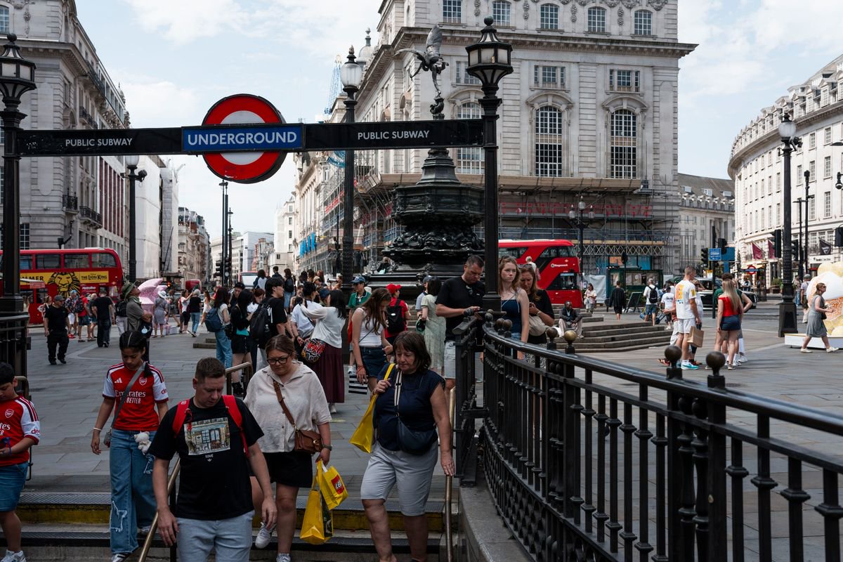 Man in shades and hat steps up to sing with busker, then people realise who it is