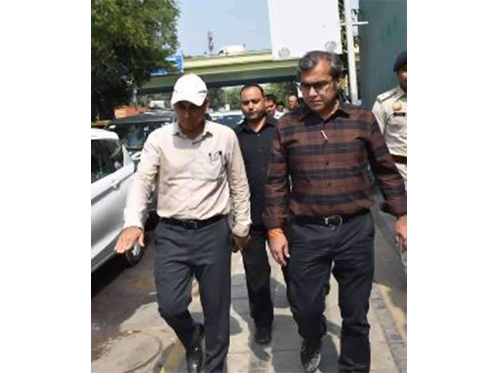 MCD Commissioner Sanjeev Khirwar along with Secretary Vivek inspect pollution hotspots in South Zone