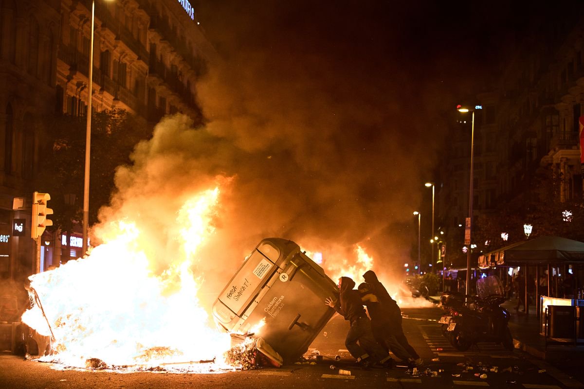 Riots erupt in Barcelona as barricades burn in tourist hot spots – 30 police officers injured