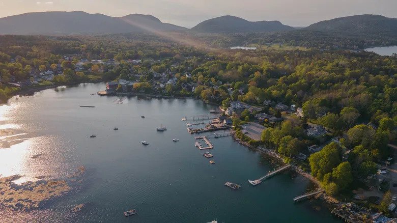 Forget Cape Cod, This Quiet And Charming Coastal Town Has Fresh Seafood, Shops, And A Nearby National Park