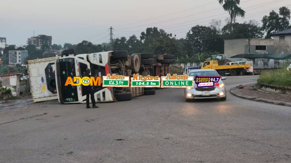 Driver injured after trailer carrying cabbage overturns at Ahodwo Roundabout