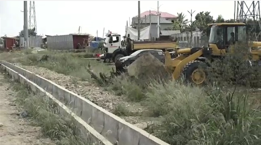Encroachment along Pokuase–Nsawam Highway raises road safety concerns at Dobro