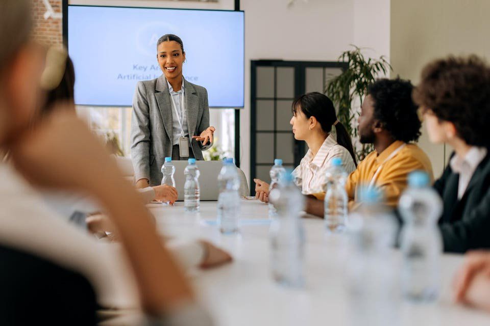 7 Steps CHROs Can Take To Guide Organizations’ AI Strategy