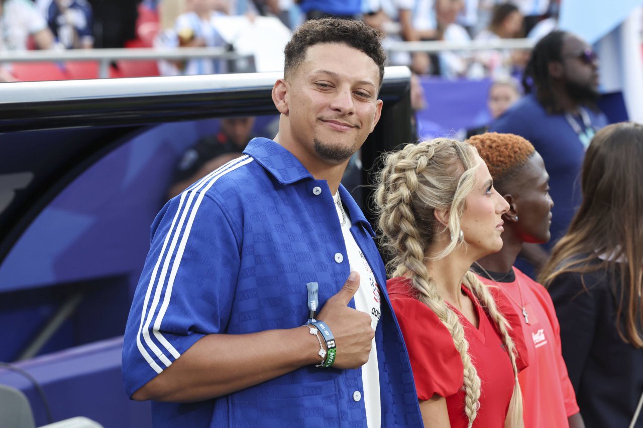 Congratulations Pour In from Patrick Mahomes & Co. as Chiefs Rookie Announces Major Personal Update
