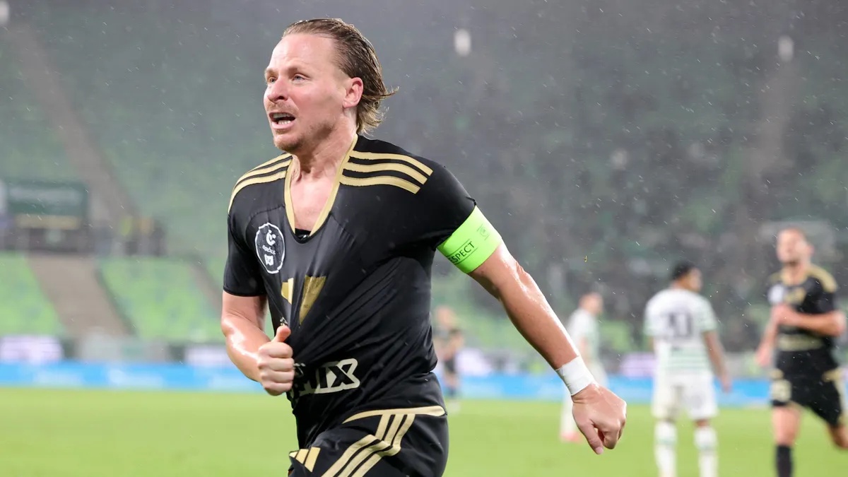 Balázs Dzsudzsák Scores Late Penalty to Earn 1-1 Draw for DVSC Against Ferencváros