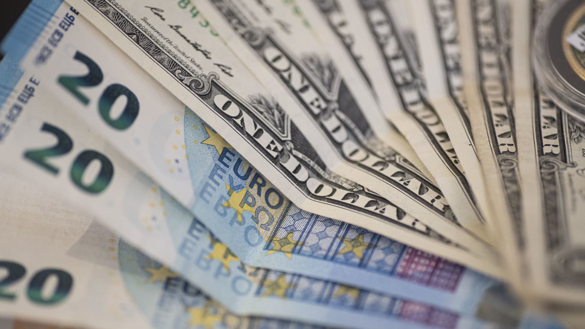 Dollar and euro drift, yen slips as markets seek direction