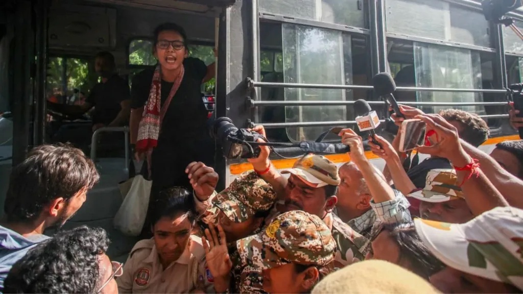 As activists try to return to Jantar Mantar, around 150 detained amid heavy security