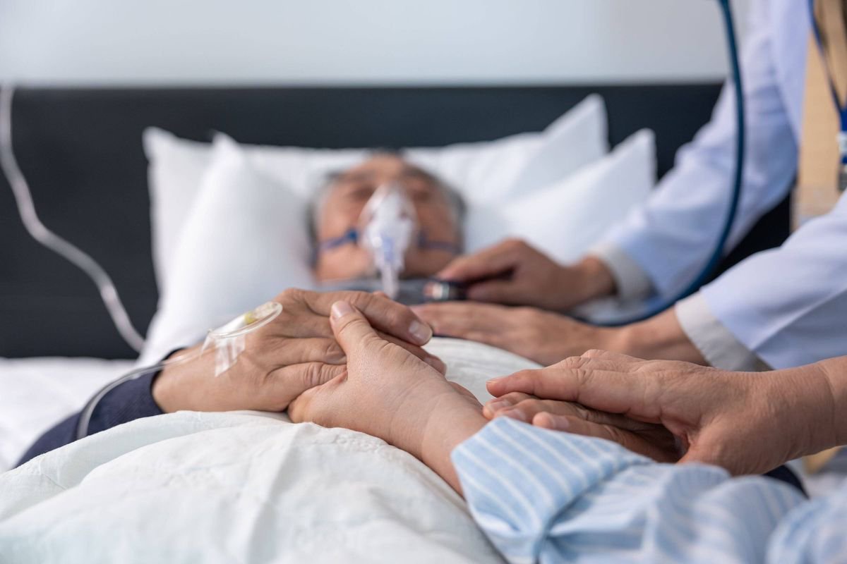 End-of-life doctor names common symptom people experience days before death
