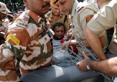 India detains protesters demanding election chief resignation