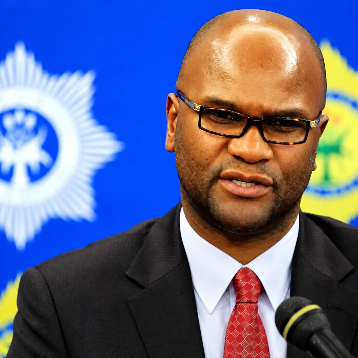 South Africans Spot Familiar Face Linked to Late Nathi Mthethwa in Tourist’s Holiday Photos