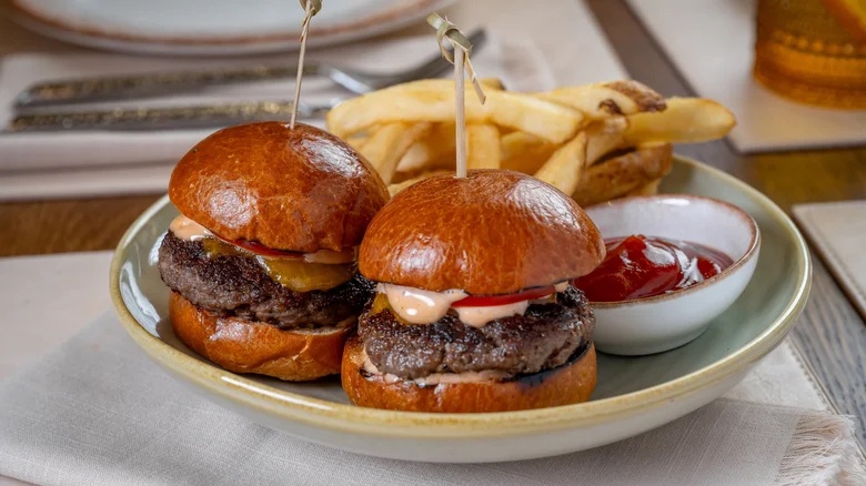 Cheesecake Factory’s Hands-Down Best Burger Isn’t The Old Fashioned Or Americana