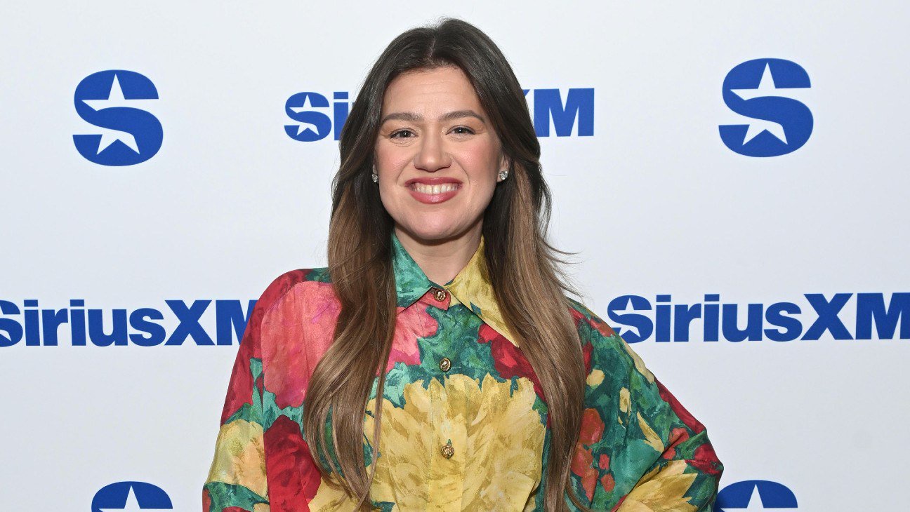 New York Store Says Kelly Clarkson Spent “5 Minutes” Inside, Reached Out to “Clear the Air” Amid Star’s ‘Pretty Woman’ Claims