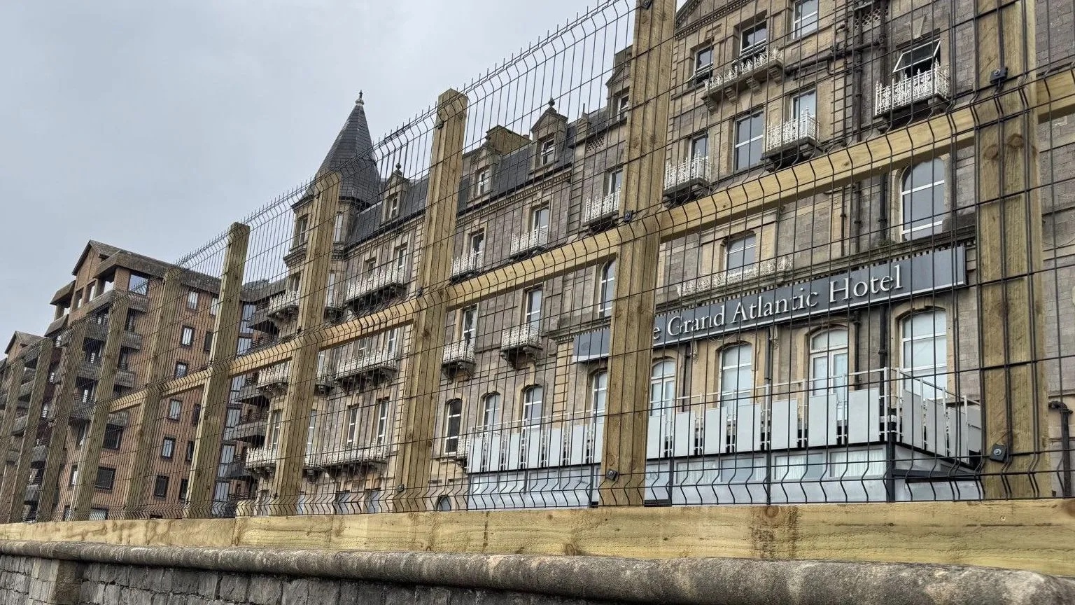 Urban explorers at empty hotel could be arrested