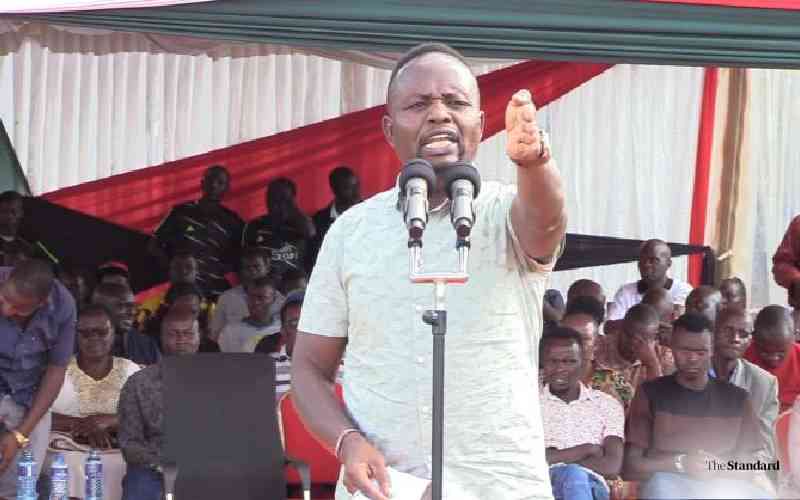 “Kaa Chini Ama Nikupige Kofi” Drama As Natembeya Threatens To Slap An MP During A Chaotic Burial (Video)