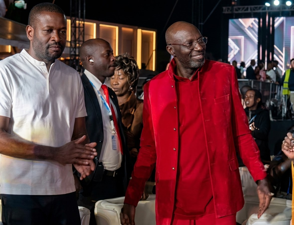 Sifuna’s Hawk-eyed Bodyguard Spotted Firmly Behind Him at He Enjoy Music During Night Event~Video