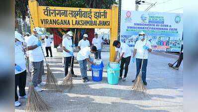 Rly staff join cleanliness drive at Jhansi station