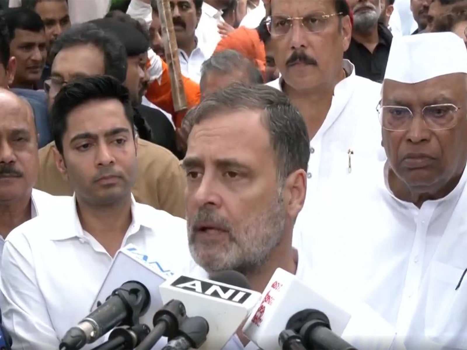 “Will be brought to justice”: INDIA bloc MPs head to Raj Ghat as agitation against CEC continues