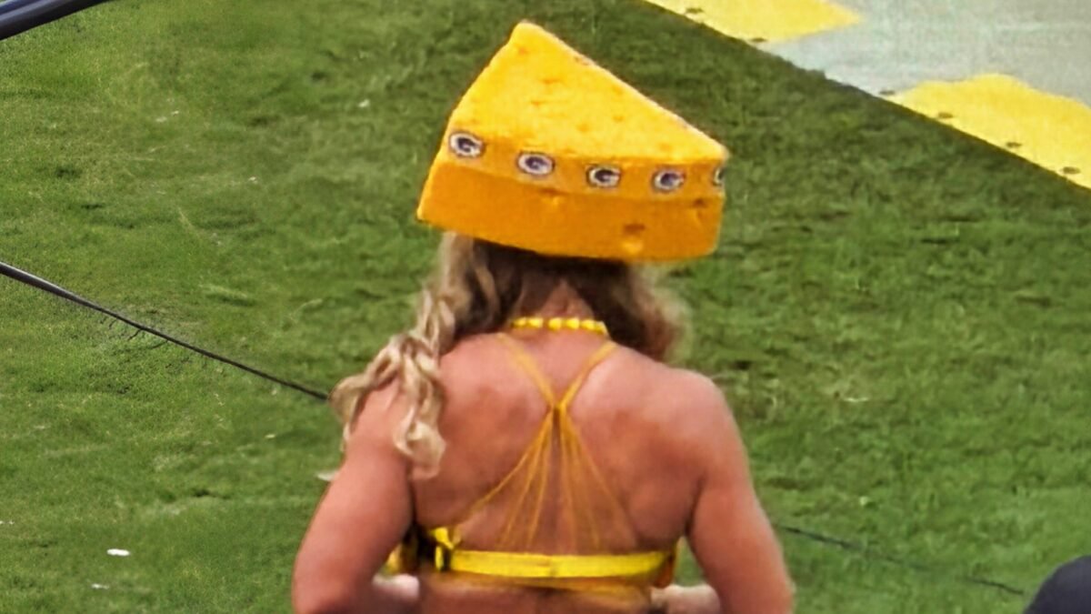 Female Packers Fan’s Gameday Wedgie Has Everyone Doing A Double Take During Bucs Game