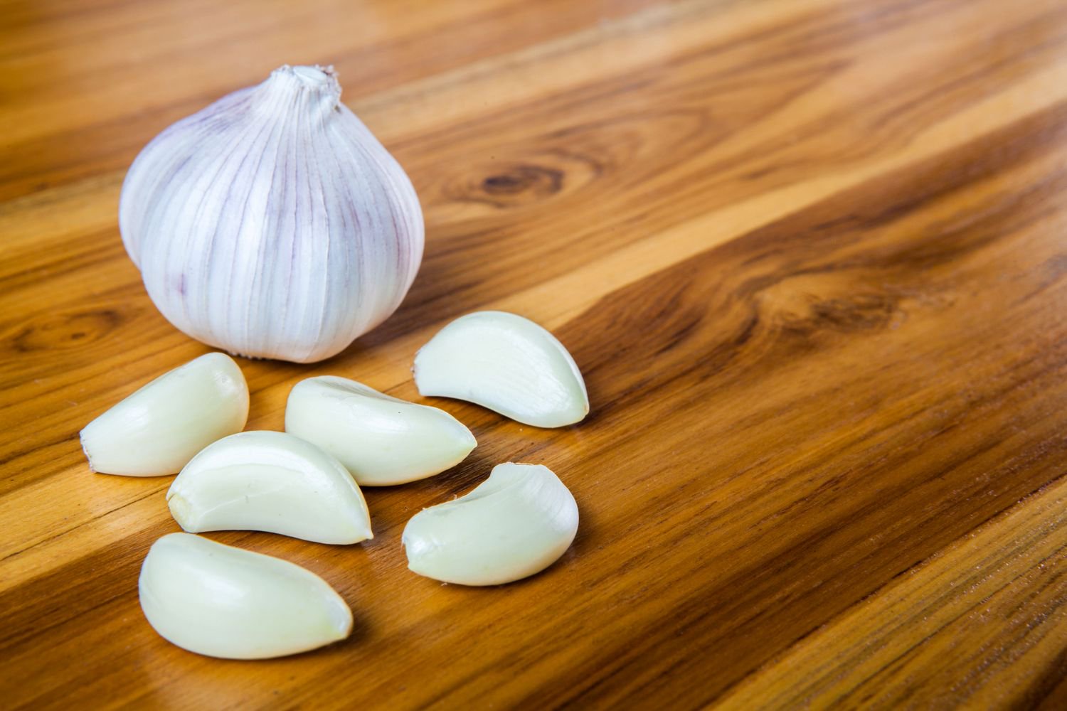 The Must-Know Health Advantages Of Consuming Raw Garlic Daily
