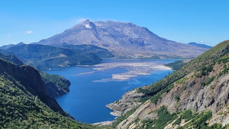 This Picturesque Heart-Shaped Lake In The Pacific Northwest Survived America’s Deadliest Eruption