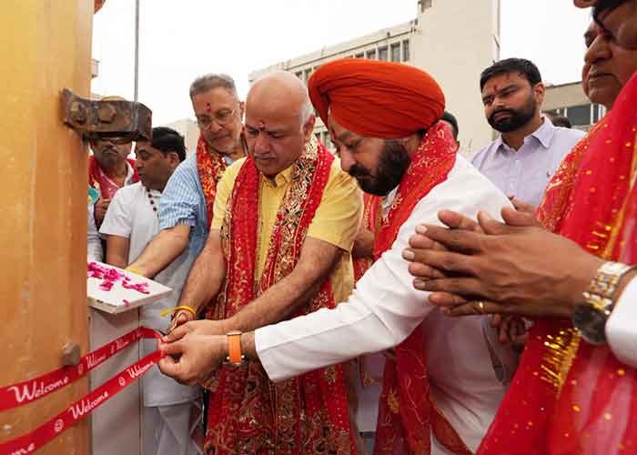 Manish Sisodia Offers Prayers at Mata Kali Devi Temple in Patiala on First Day of Navratri