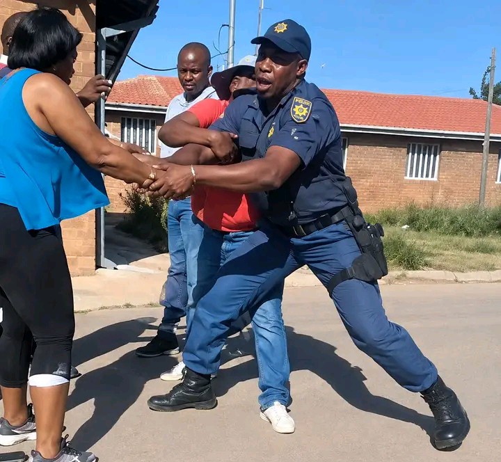 Woman and others seen grabbing and pulling SAPS officer in viral video