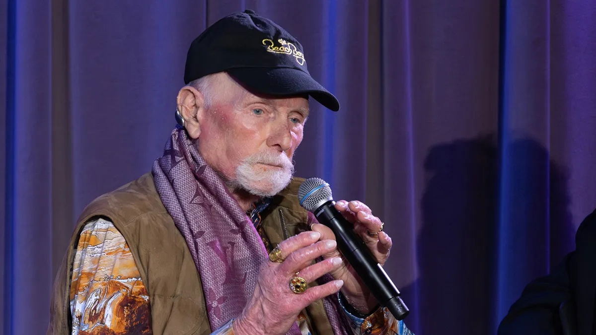 “Despite doctors, family and friends urging him to focus on his health, he insists on being on stage”: An “alarmingly frail” Mike Love returns to live duties with the Beach Boys