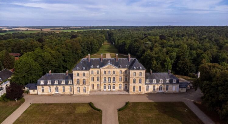 Louis de Funès : il avait vendu ses trois propriétés pour un château de 30 pièces, mais ne rêvait que d’une chose une fois installé