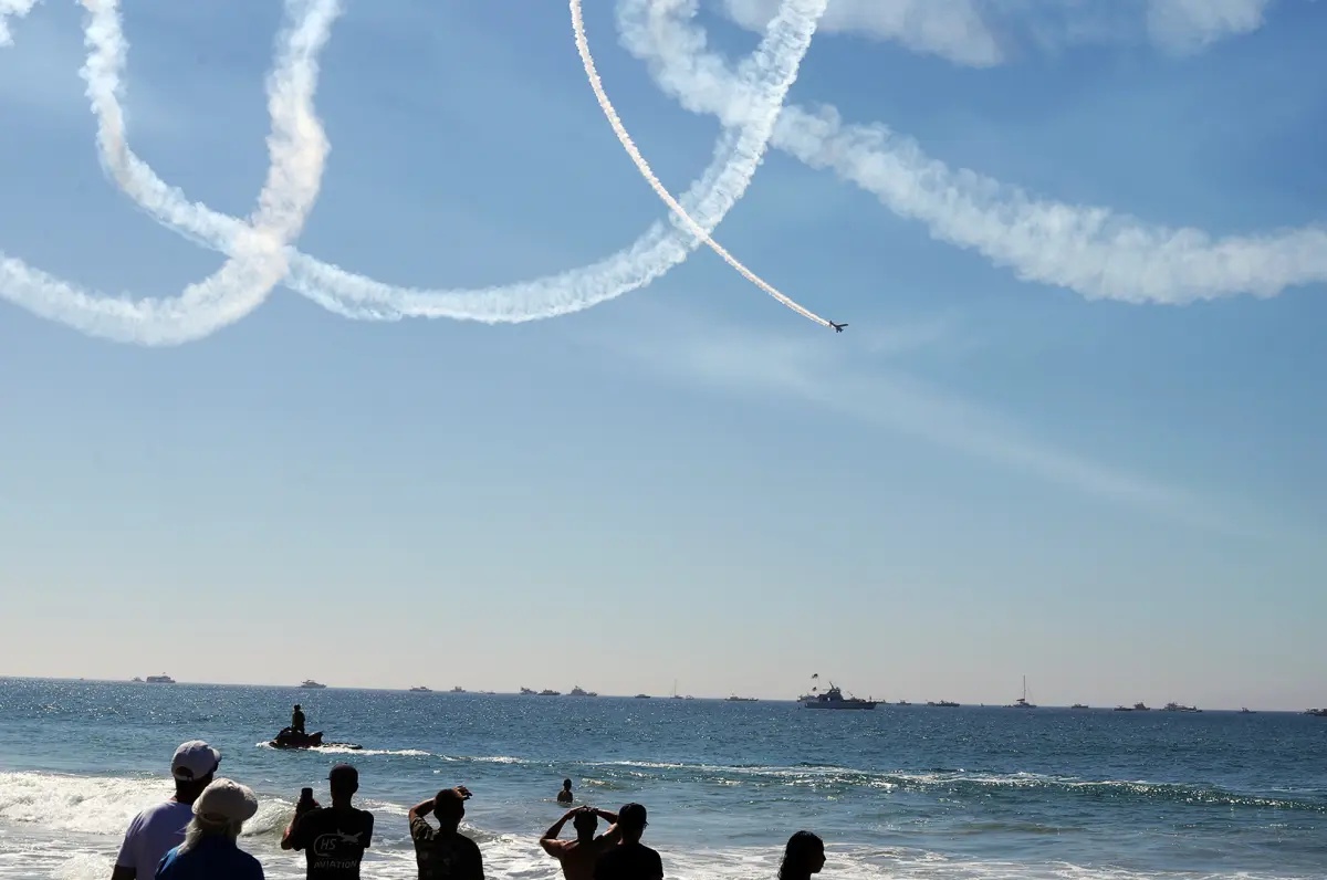 Jets, sweat and cheers: Pacific Airshow blasts into Surf City