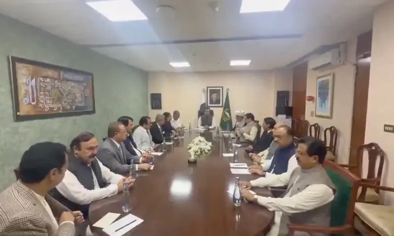Govt, PTI hold talks as Oct 4 march keeps political tensions high