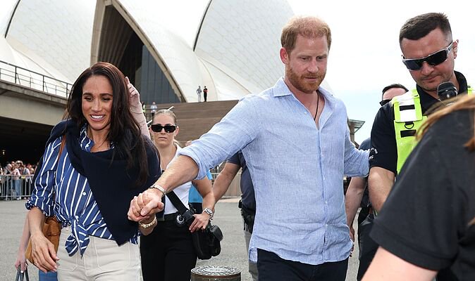 Meghan and Harry’s ‘suspicious’ Cotswolds pub move exposed: ‘It’s staged!’