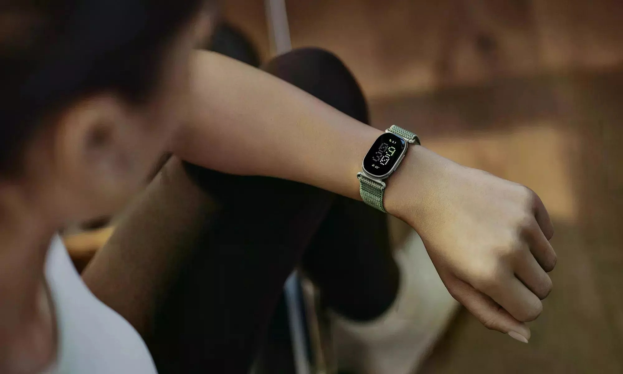 Google Debuts Fitbit Edge Fitness Band With a Screen in Continued Health Push