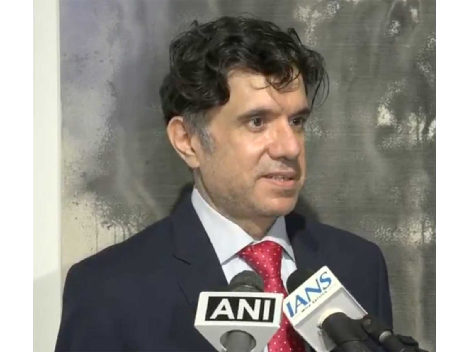 ‘Amores’ brings Mexican artist José Zendejas Foyo’s work to Mumbai; Mexican consul attends
