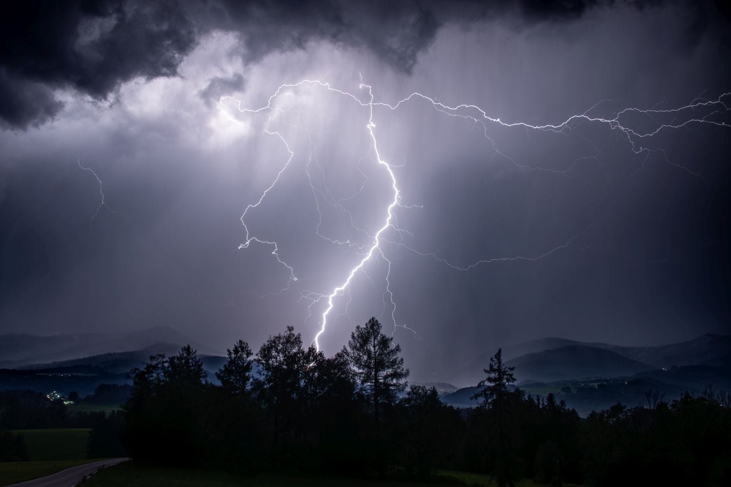 Thunderstorms, damaging winds and fire danger warnings issued for Monday across several provinces